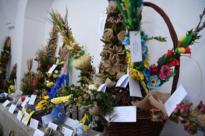 Koszyczki wielkanocne z palmami ustawione na stole