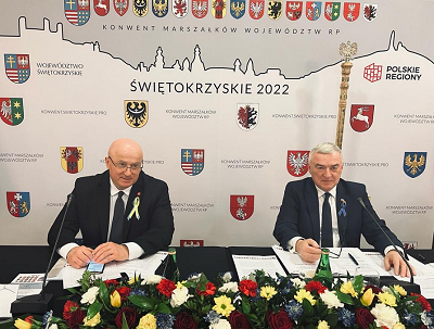 Dwóch mężczyzn siedzących przy stole