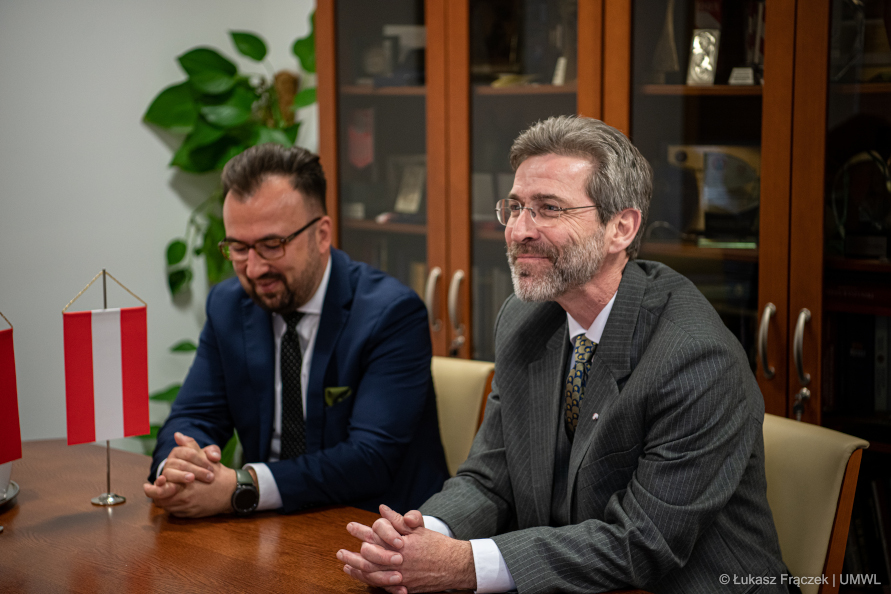 Dwóch mężczyzn siedzi wspólnie przy stole