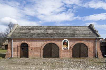 Widok na budynek gospodarczy