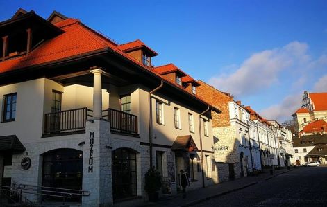 Widok na ulice i budynki stojące po lewej stronie