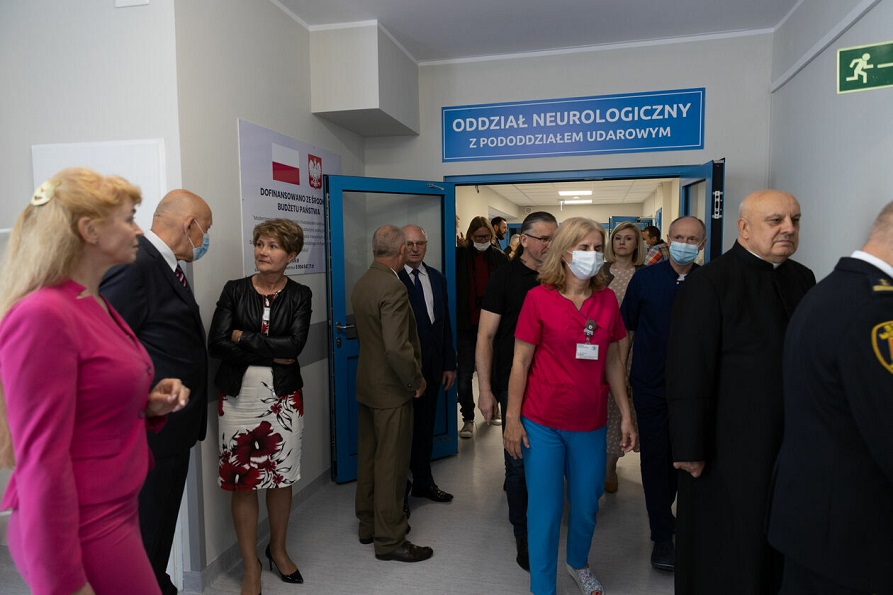 Widok na korytarz szpitalny na którym stoi duża grupa liczba osób przybyłych na otwarcie oddziału neurologii