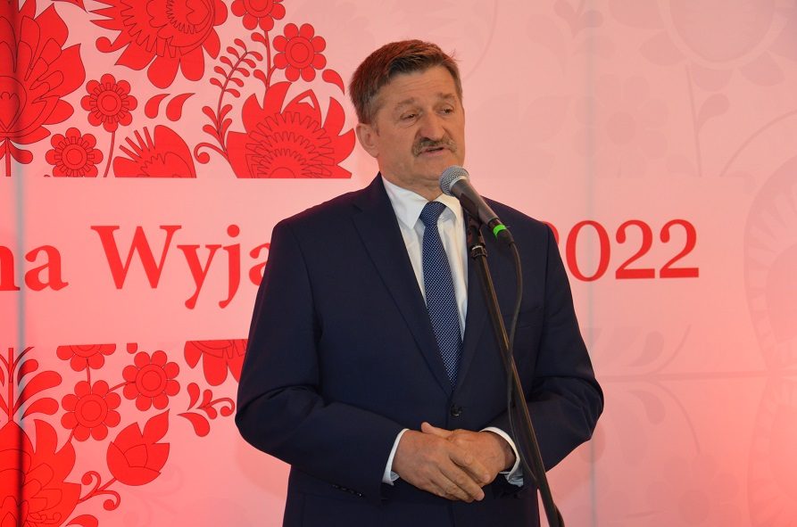 Mężczyzna stojący przy mikrofonie i udzielający wypowiedzi