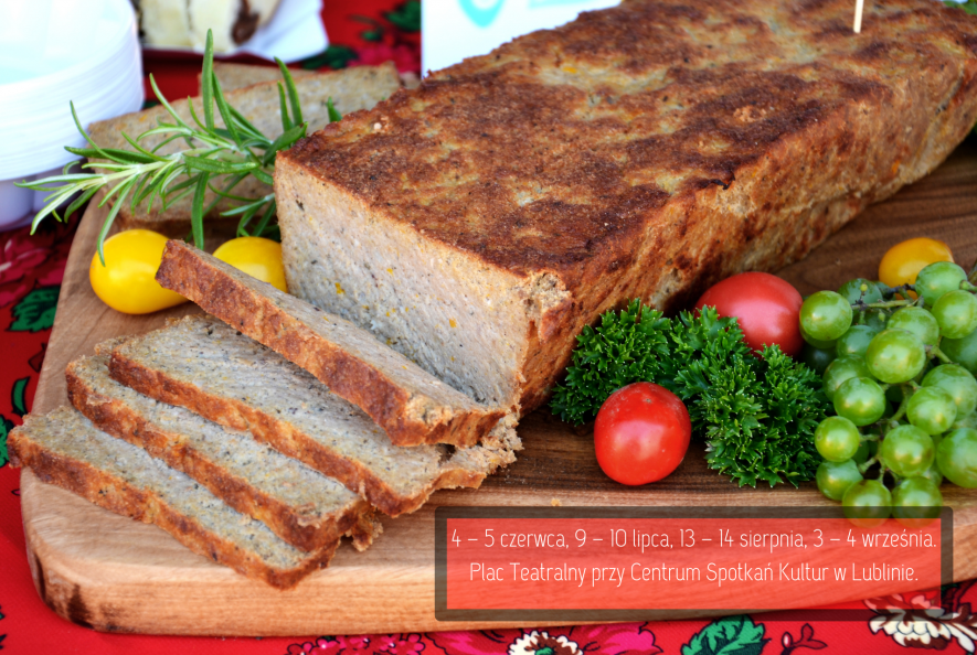 Zdjęcie przedstawia pasztet - produkt tradycyjny w asyście ziół i pomidorków. Pasztet widoczny na zdjęciu jest umieszczony na drewnianej desce a jego część pokrojona jest w plasterki. Na grafice umieszczone są również daty wydarzeń o których mowa w zamieszczonym poście.