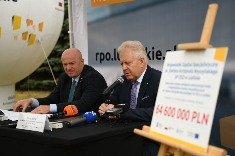 Marszałek Jarosław Stawiarski i Piotr Matej podczas konferencji prasowej zapowiadającej budowę bloku R