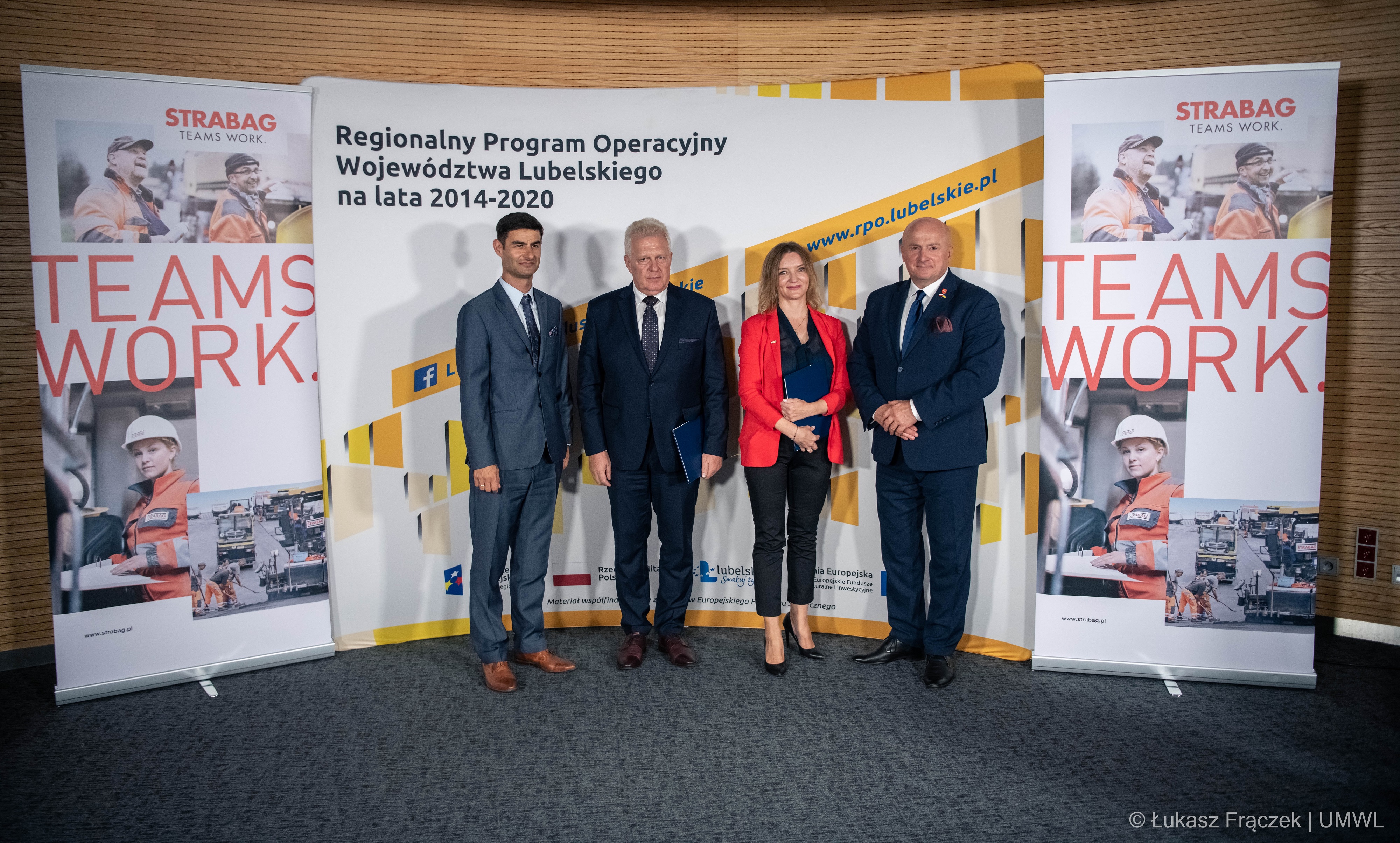 4 osoby wśród niach marszałek województwa lubelskiego i dyrektor lubelskiego szpitala pozują do zdjęcia przy ściance funduszy europejskich