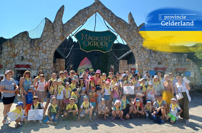 Grupa dzieci kolonijnych przed wejściem do parku rozrywki Magiczne Ogrody