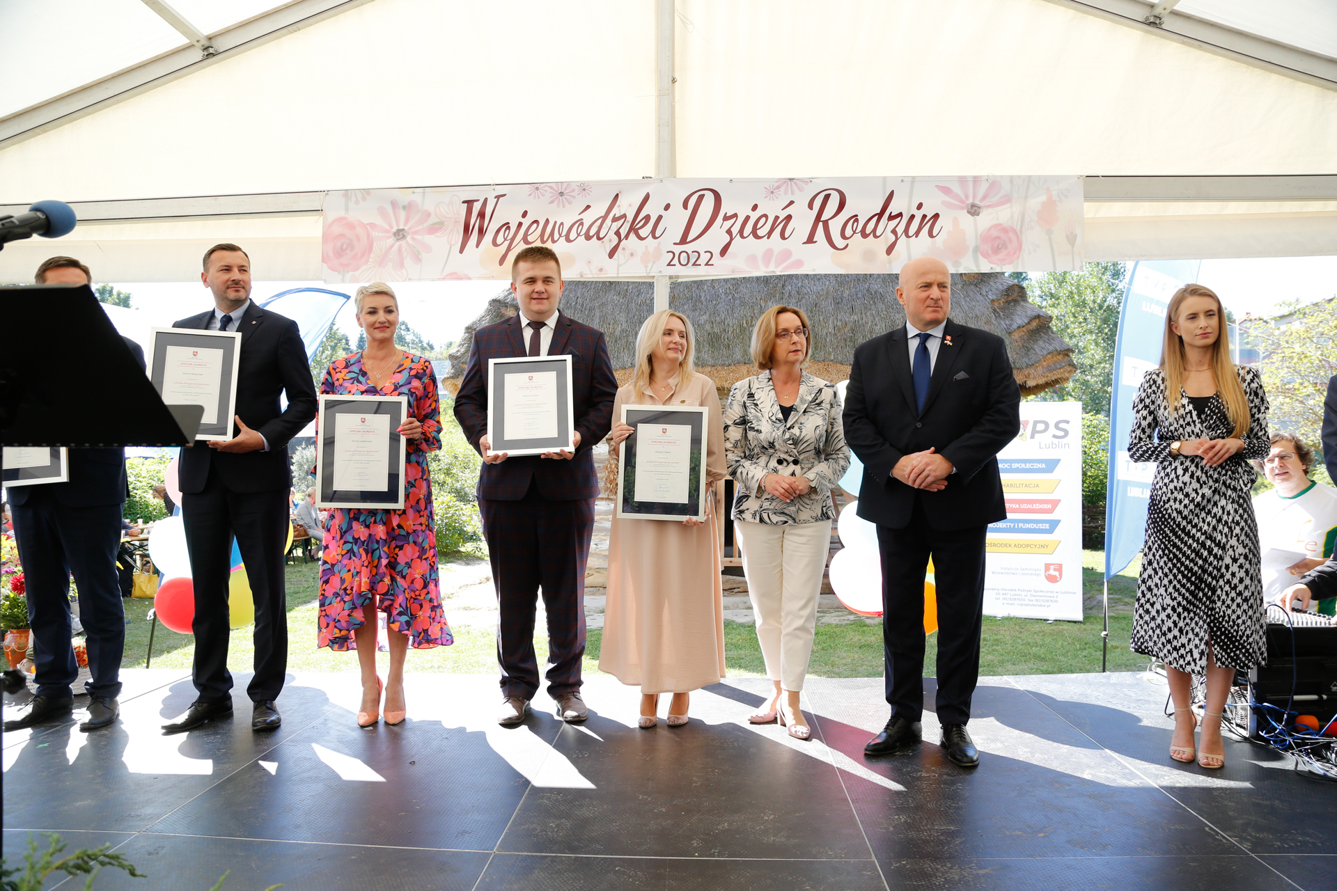Laureaci konkursu gmina przyjazna seniorom wraz z marszałkiem WL i dyrektorem ROPS