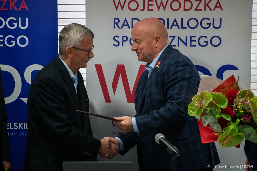 Marszałek Województwa Lubelskiego wręcza podziękowanie Janowi Pyznarskiemu ściskając jego dłoń