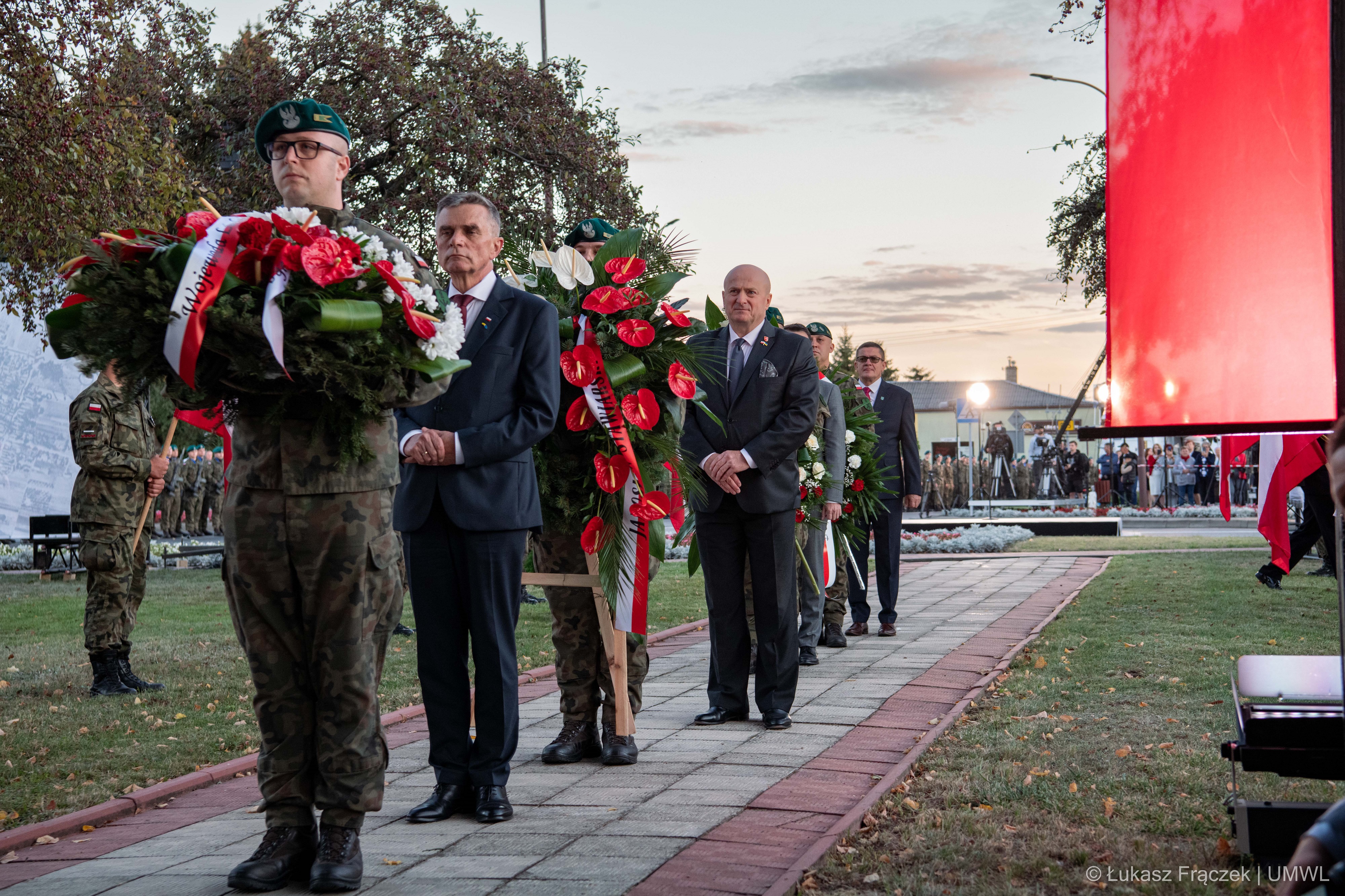 Wojewoda i Marszałek Województwa Lubelskiego w asyście żołnierzy składa kwiaty podczas uroczystości 1 września