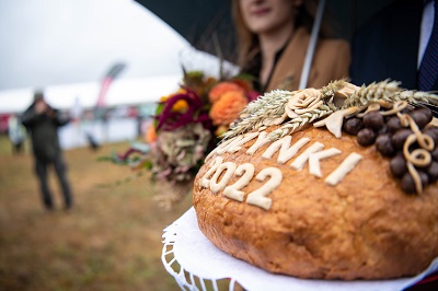 Chleb przyozdobiony polnymi motywami z wypieczonym napisem Dożynki 2022