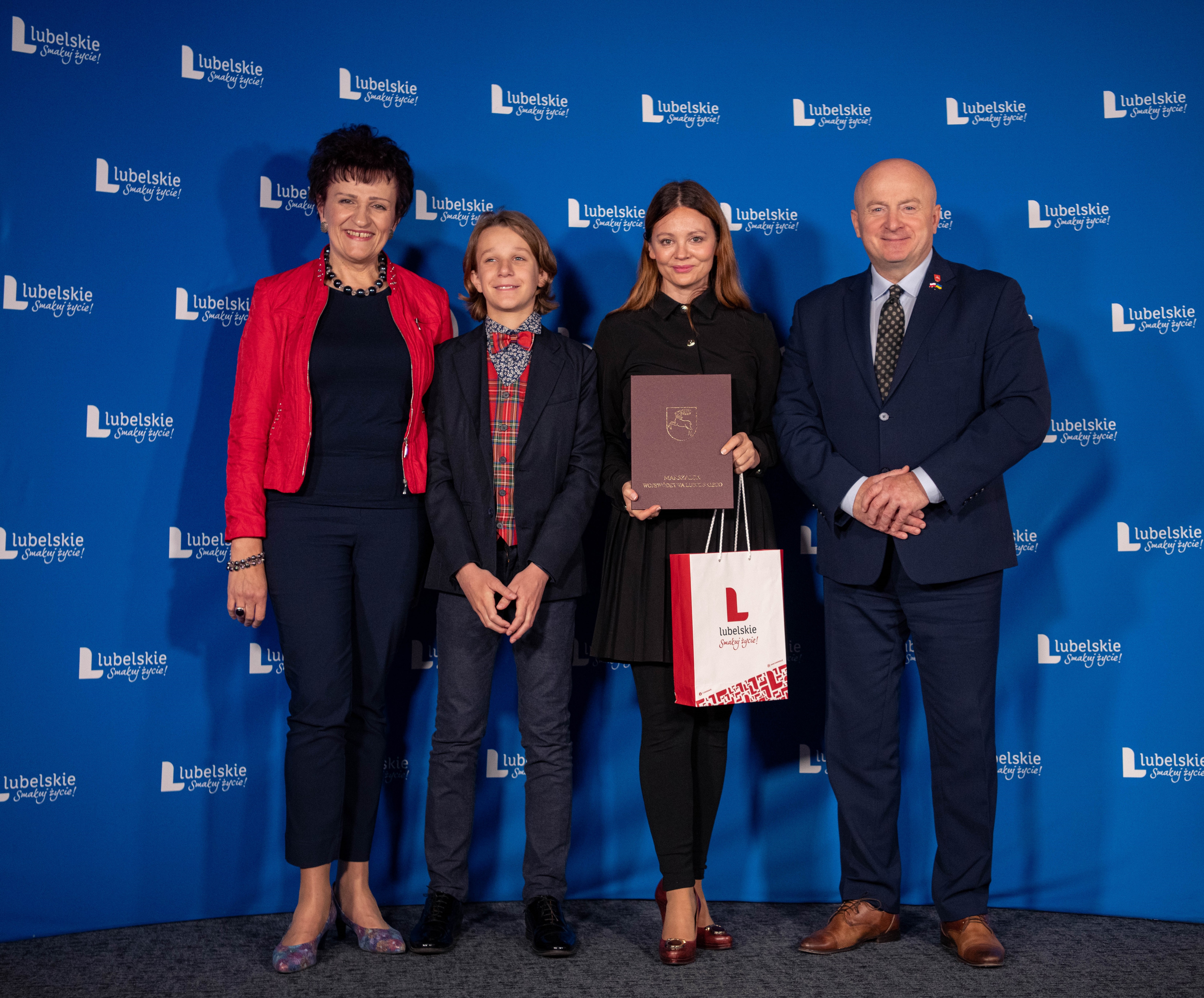 Marszałek WL pozuje do zdjęcia wraz z laureatami poprzednich edycji nagród kulturalnych województwa lubelskiego