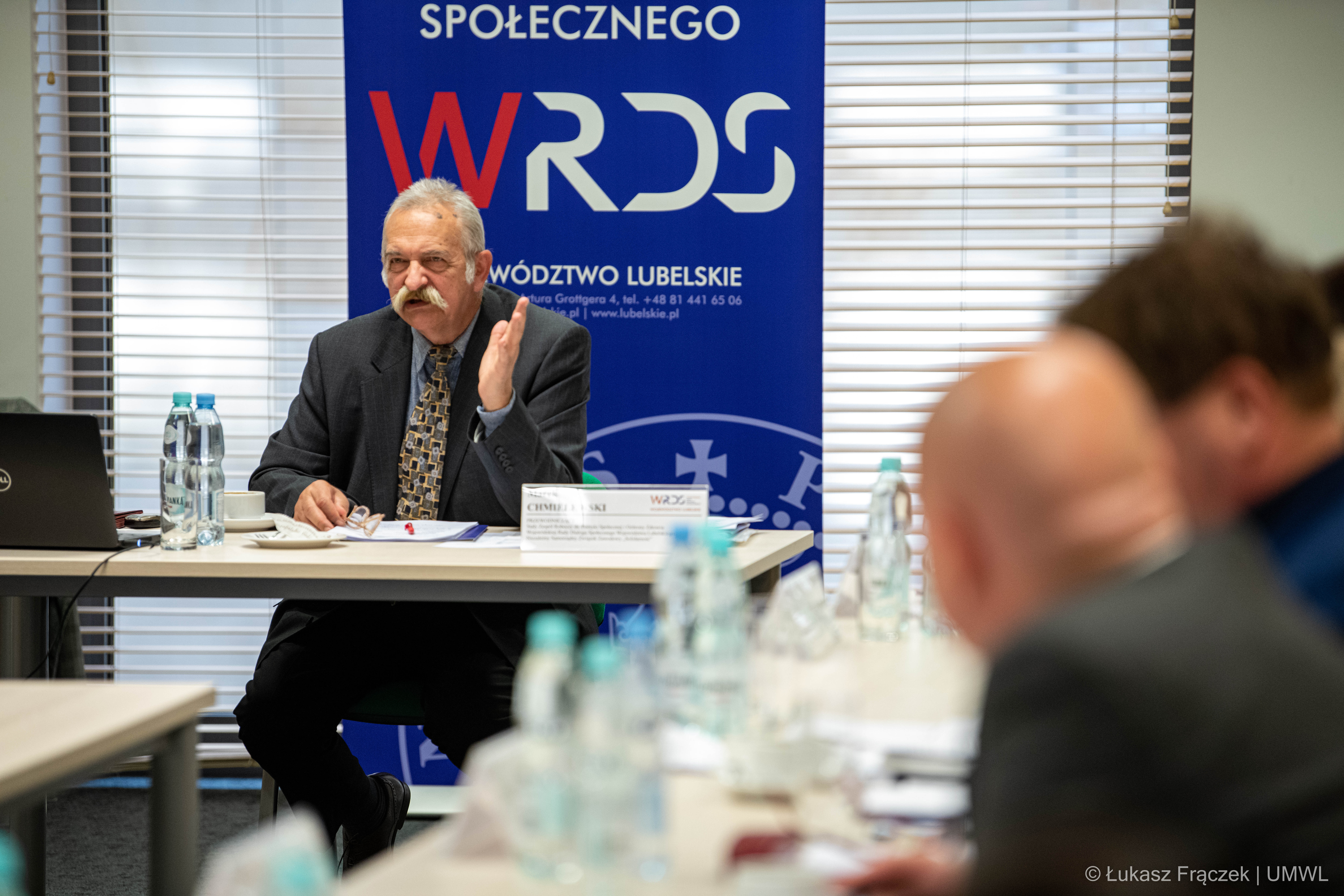 Pan Marek Chmielewski wraz z członkami zespołu na posiedzeniu hybrydowym Stałego Zespołu Roboczego ds. Polityki Społecznej i Ochrony Zdrowia Wojewódzkiej Rady Dialogu Społecznego Województwa Lubelskiego