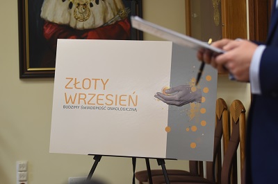 Plakat na sztalugach z wizerunkiem szarej dłoni i napisem Zloty Wrzesień