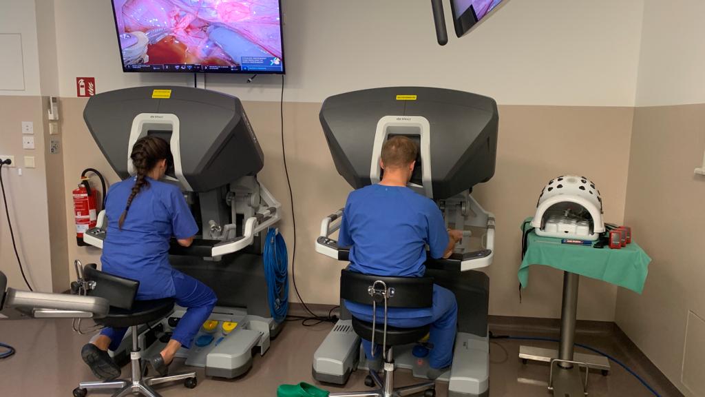 Dwójka lekarzy kobieta i mężczyzna obsługują robota operacyjnego da Vinci