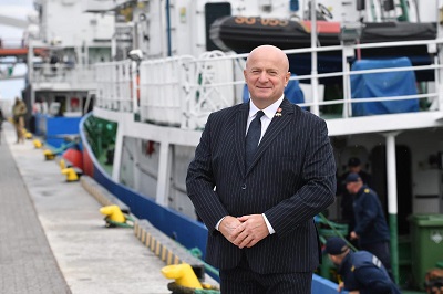 Marszałek WL stoi w porcie w tle za nim statek wycieczkowy