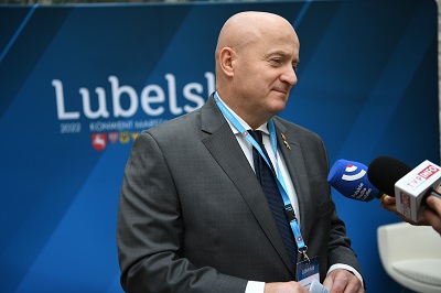 Marszałek WL udziela wywiadu do trzymanego przed nim mikrofonu