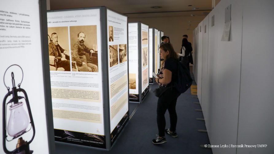 Wystawa muzealna i ogladający ją ludzie