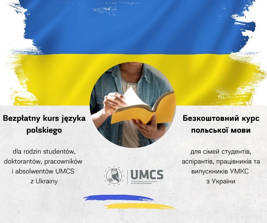 Marszałek WL stoi na otwartym powietrzu, przed nim ustawione mikrofony