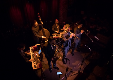 grupa muzyków na scenie