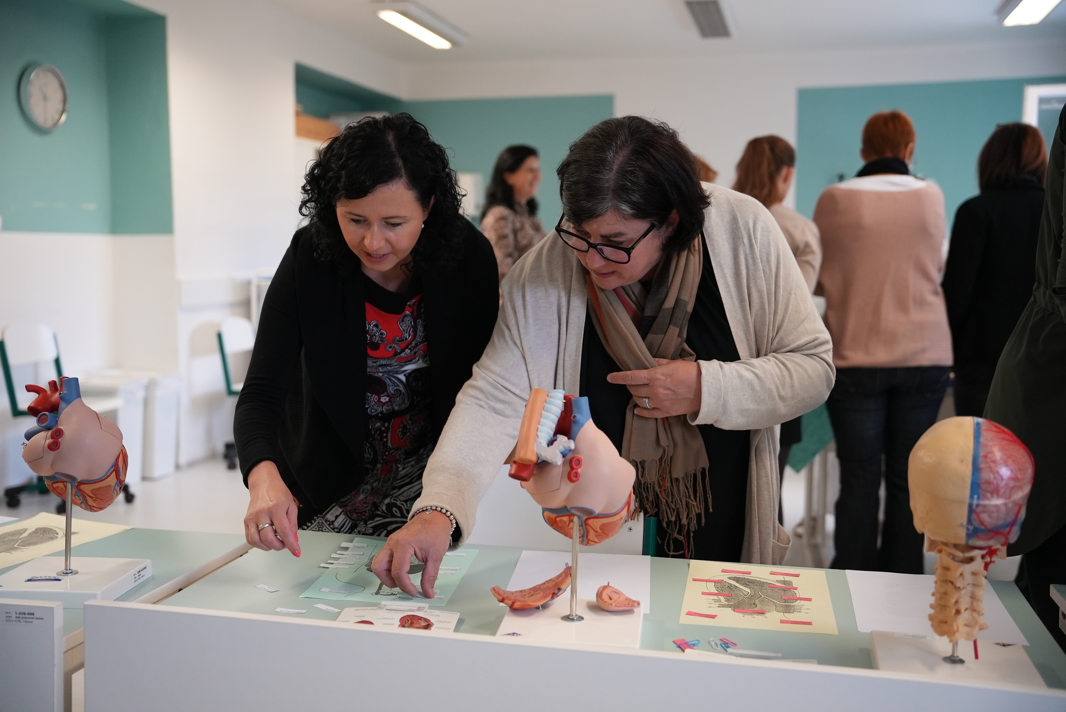 Dwie uczestniczki warsztatów w trakcie oglądania rekwizytów medycznych