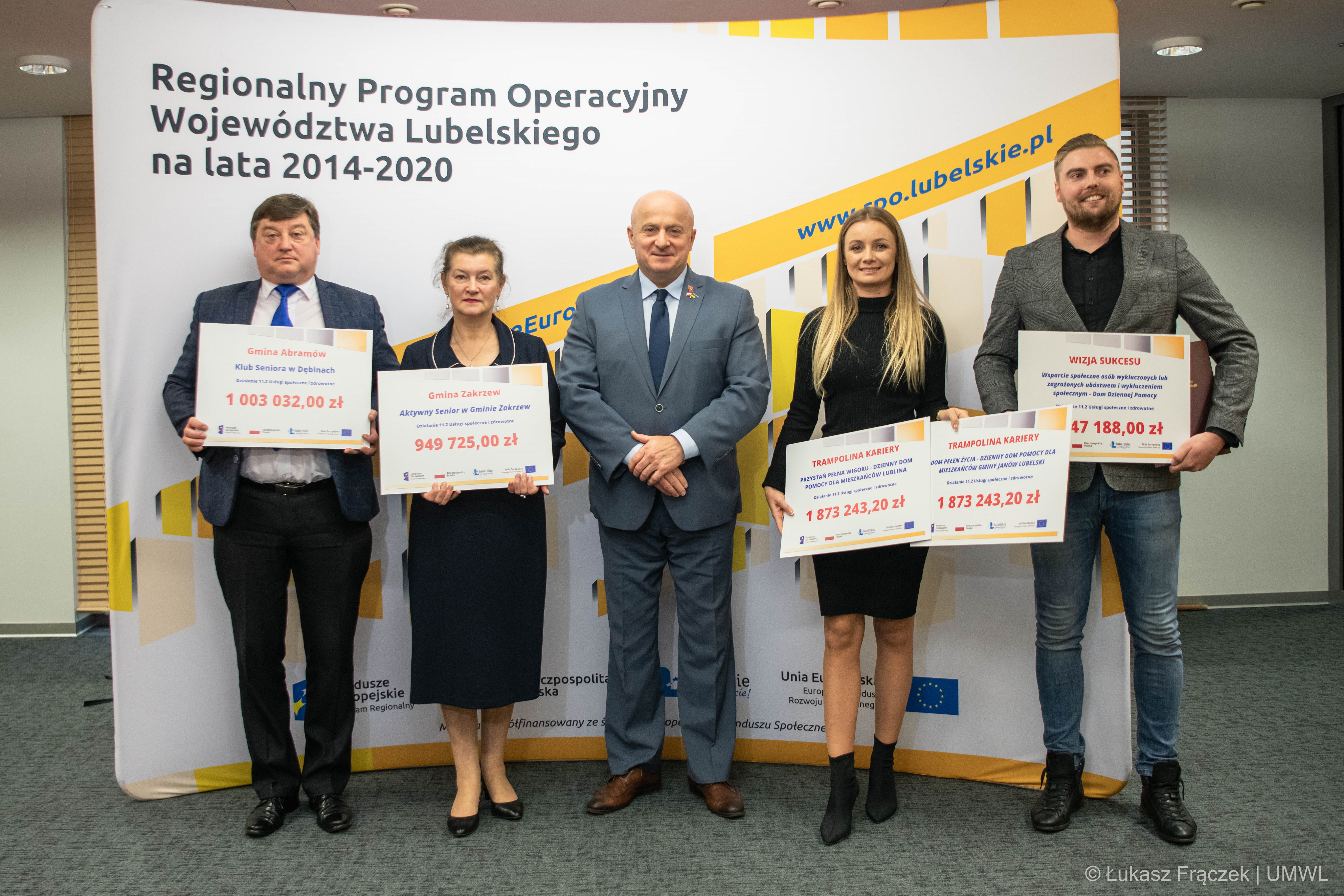 Widok na salę konferencyjną i marszałka WL w otoczeniu przedstawicieli gmin, ktore otrzymały dofinansowanie na programy dla seniorów