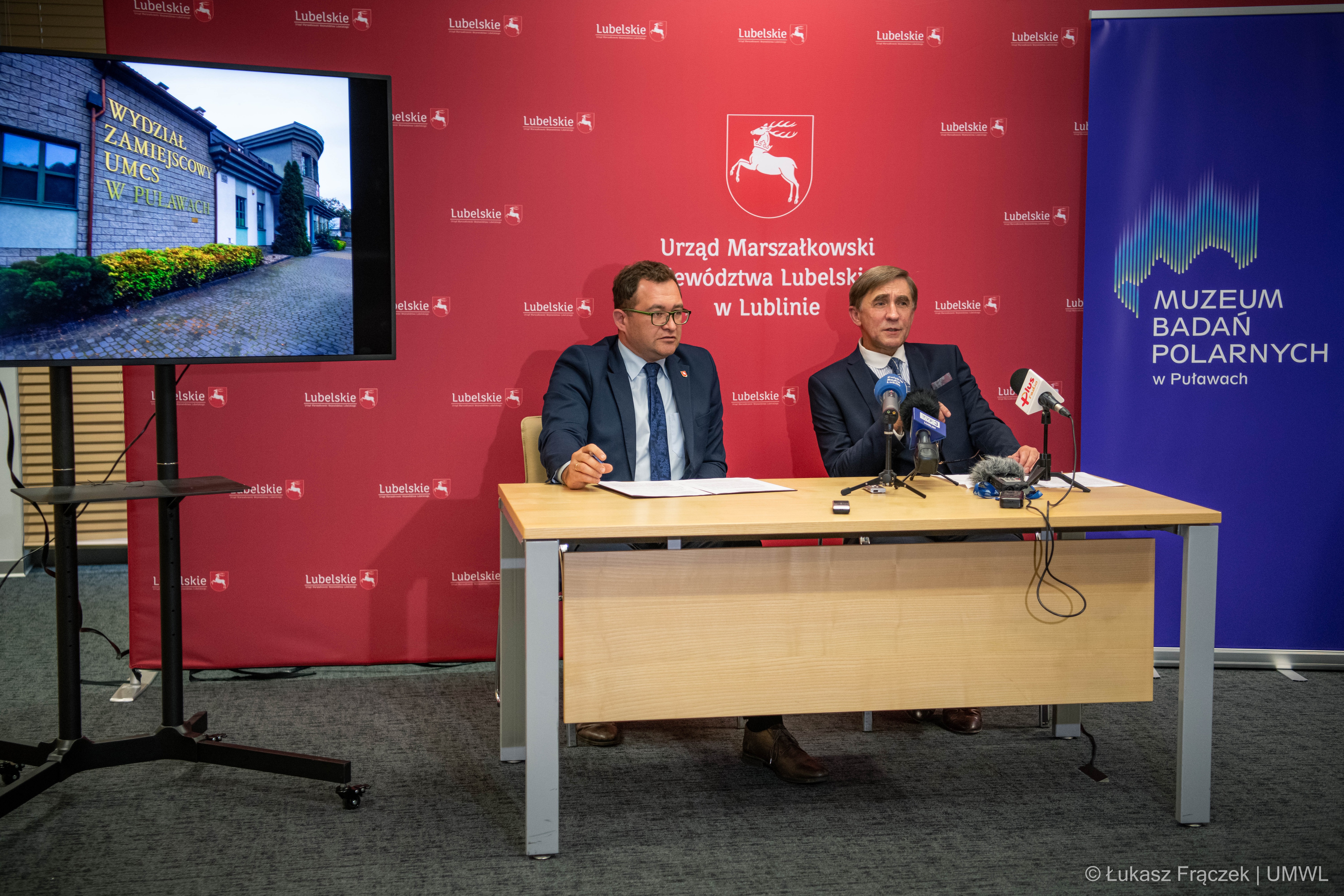 Widok na siedzących przy stole B. Bałaban członka zarzadu WL i dyrektora Muzeum Badań Polarnych w trakcie konferencji prasowej