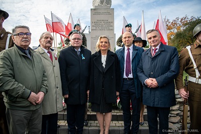Ambasdor Anderw otoczeniu przedstawicieli rządu i samorządu na pl. Litewskim w Lublinie