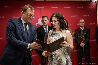 Członek Zarządu B. Bałaban wręcza nagrodę dla nauczycielkii