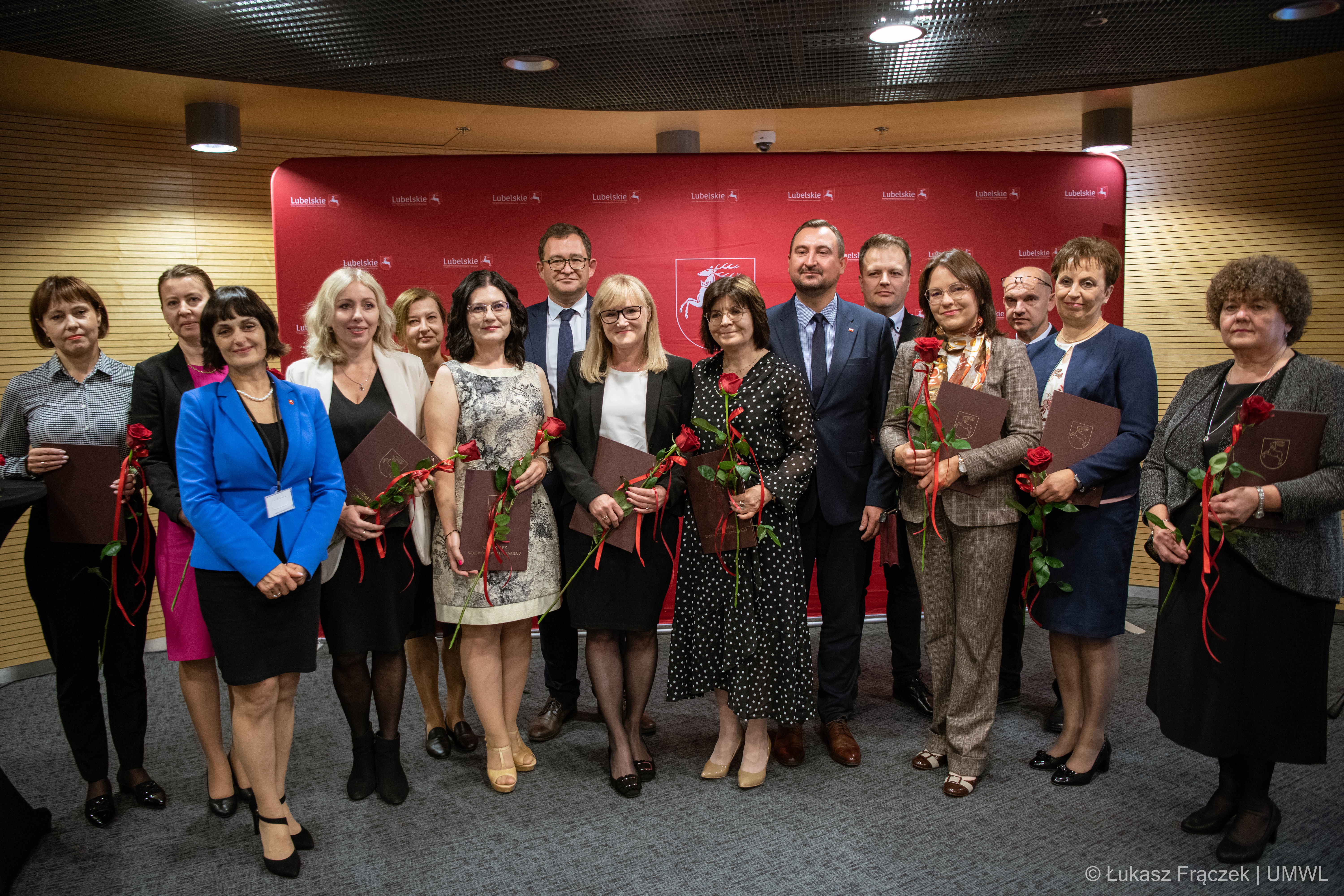 Członek Zarządu B. Bałaban wraz z nagrodzonymi nauczycielami