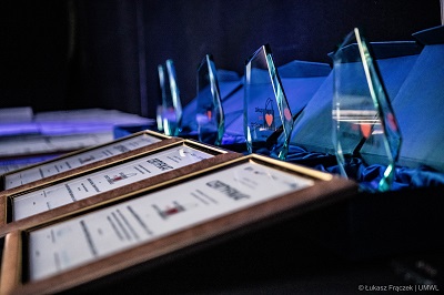 Certyfikaty Zakup Prospołeczny ułożone na stole