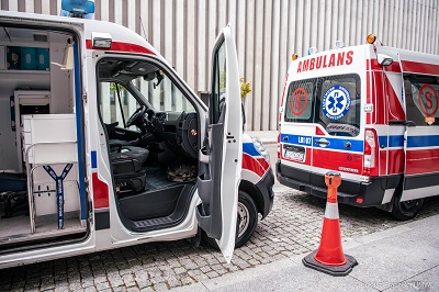 Widok na dwie karetki stojące na ulicy