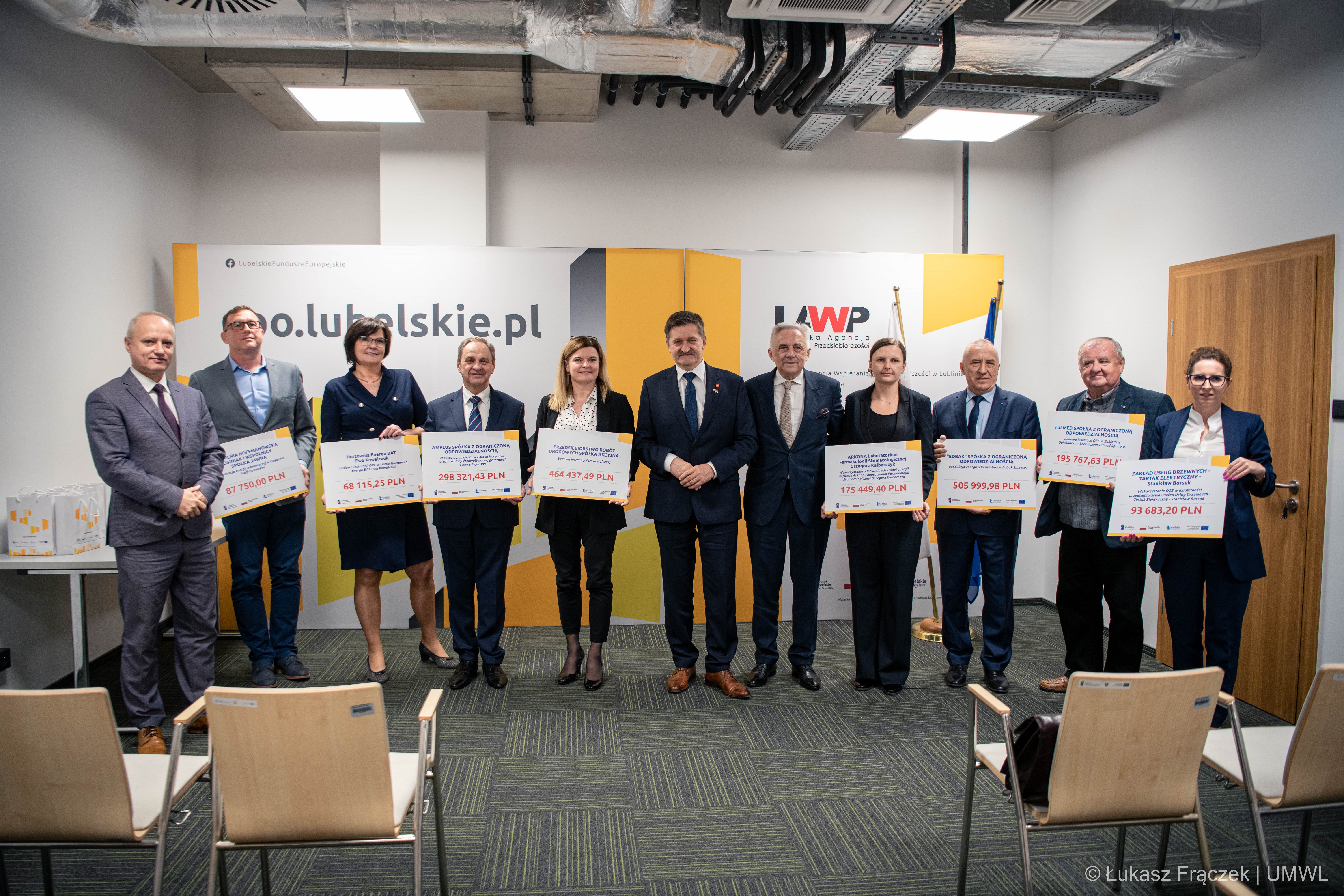 Członek Zarządu WL, Dyrektor LAWP i przedstawiciele firm które otrzymały dofinansowanie