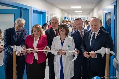 Przecięcie wstęgi podczas otwarcia oddziału pediatrycznego w Zamościu