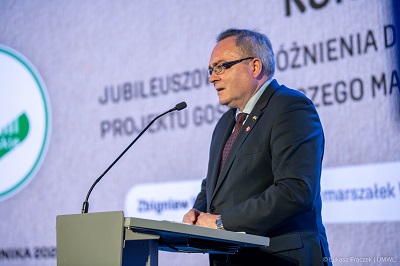 wicemarszałek WL w sali konferencyjnej otwiera galę podziękowań