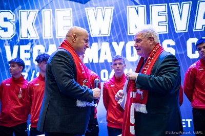 Marszałek WL i trener Motoru Lublin w szalikach reprezentacji województwa lubelskiego w piłce nożnej