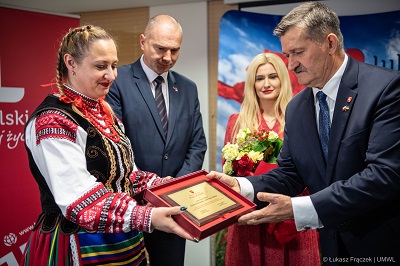 członek zarzadu Zdzisław Szwed wręcza dyplom członkom koła gospodyń wiejskich