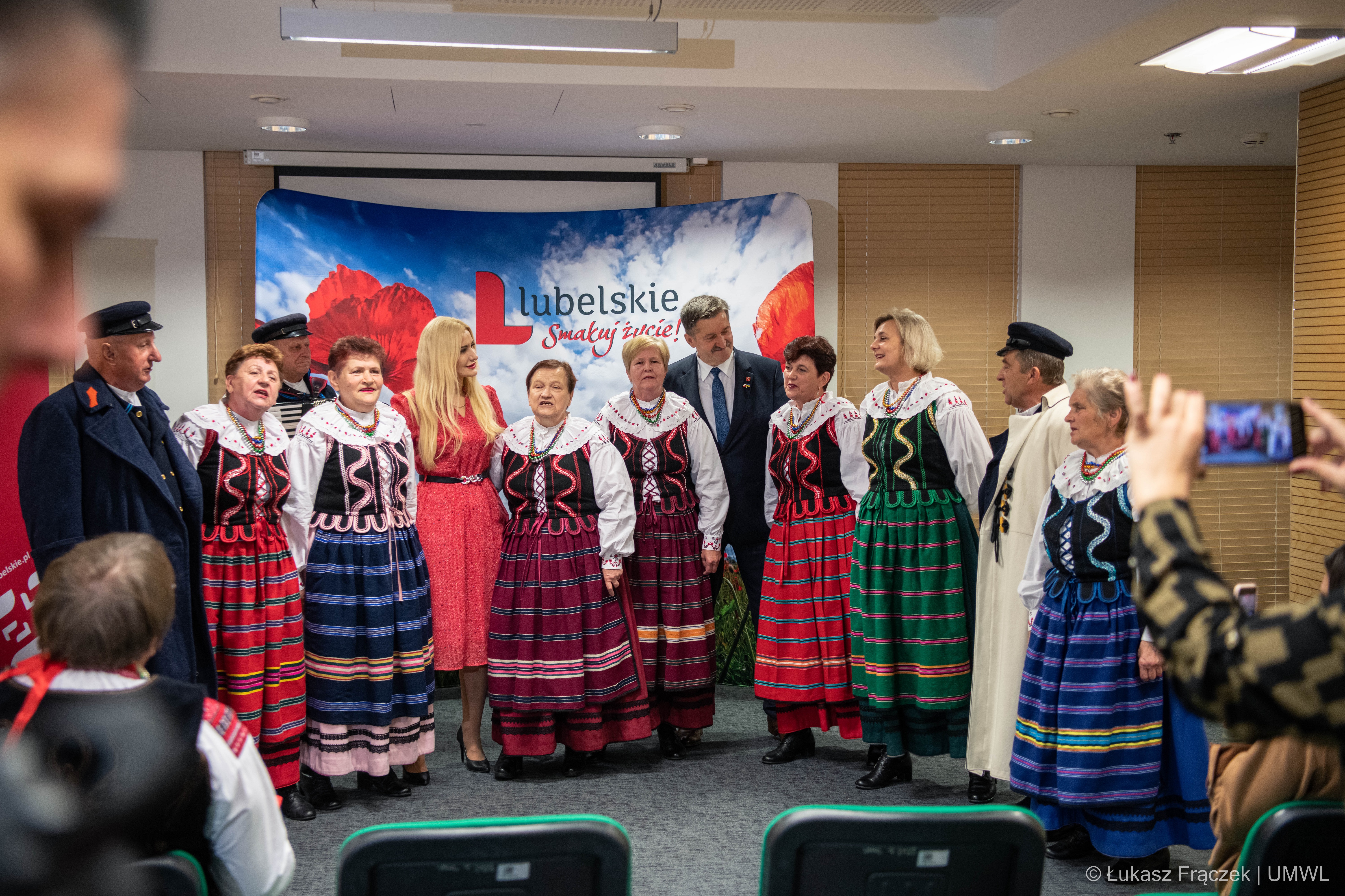 Koło Gospodyń Wiejskich podczas krótkiego śpiewaczego występu w UMWL