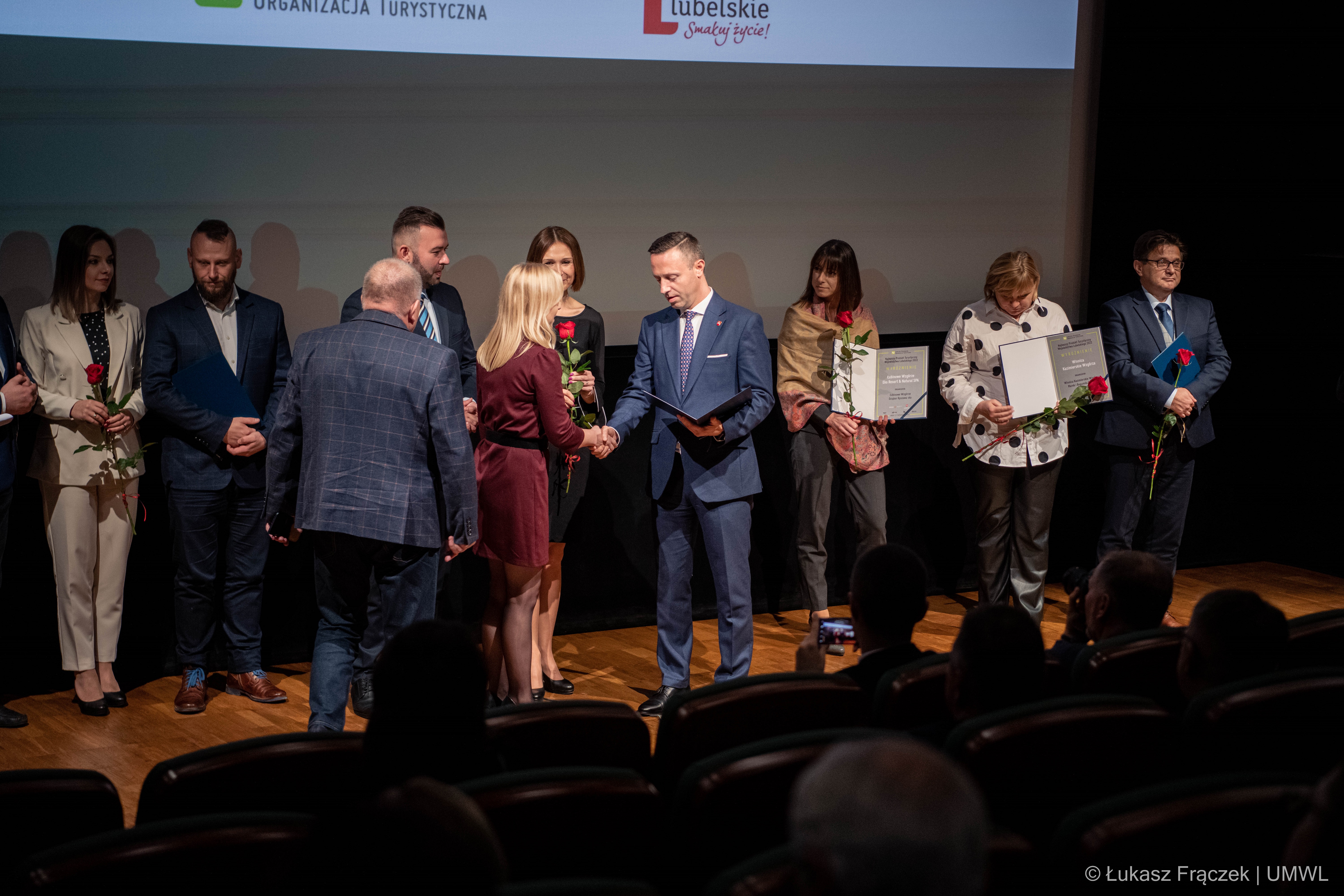 Wicemarszałek WL wręcz odznaczenia na scenie w CSK