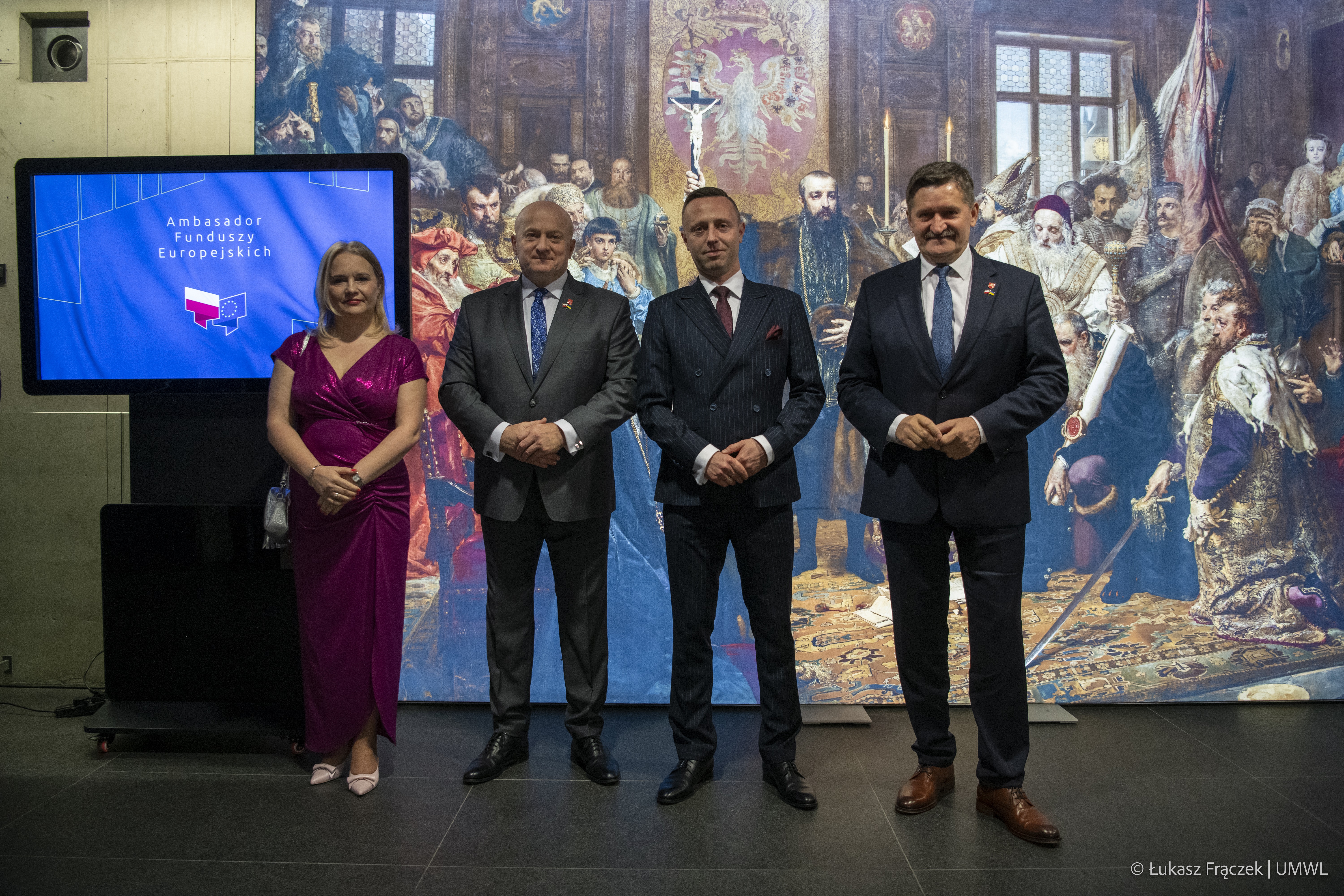 Członkowie Zarządu WL wraz z Dyrektor RPO pozują do zdjęcia w trakcie gali