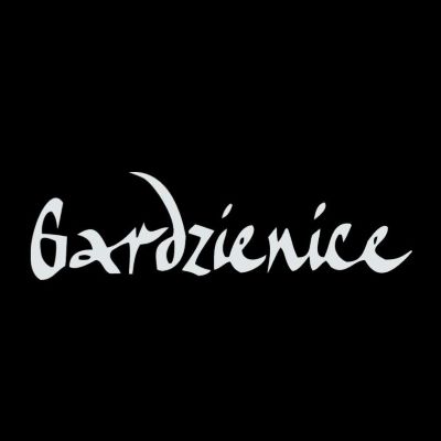 czarne tło z białym napisem Gardzienice