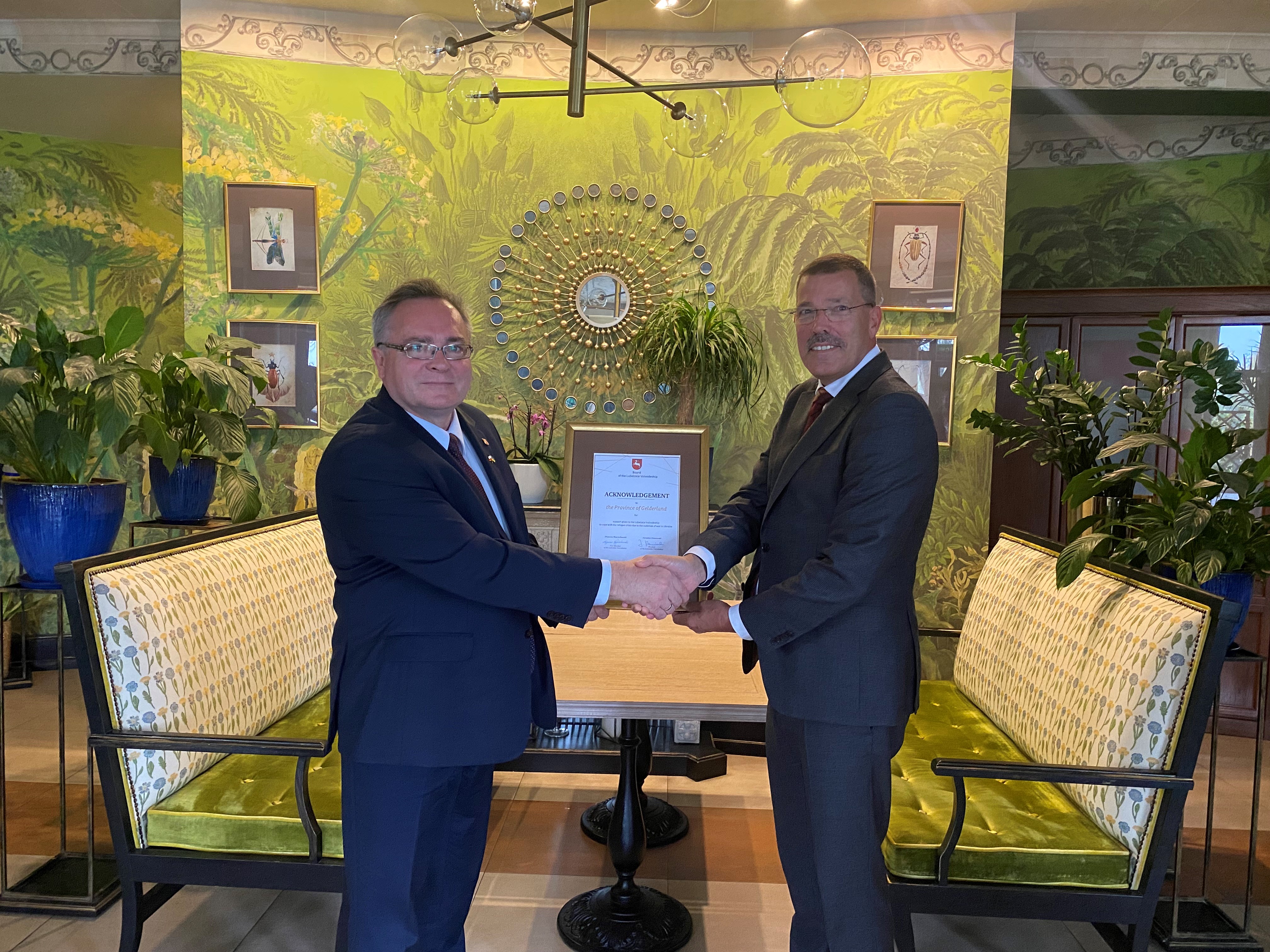 Wicemarszałek Zbigniew Wojciechowski wręcza podziękowanie za wsparcie uchodźców z Ukrainy na terenie Województwa Lubelskiego