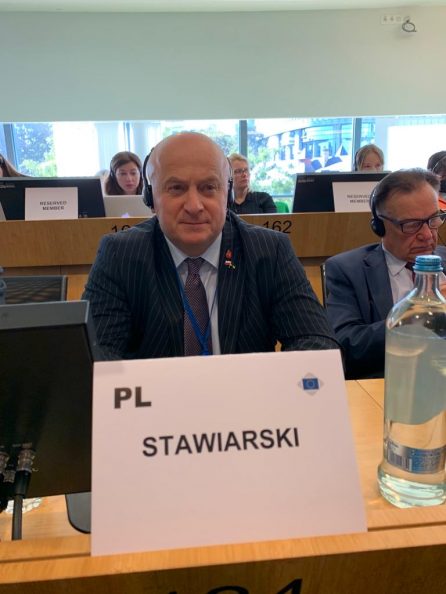 Marszałek Stawiarski na posiedzeniu komisji.