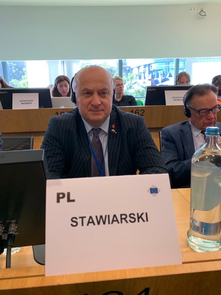 Marszałek Stawiarski na posiedzeniu komisji.