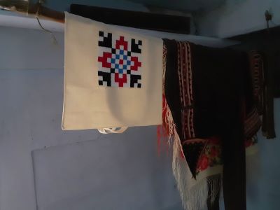 Haftowana torba wisząca we wewnętrzu staropolskiej chatyHaftowana torba wisząca w chacie