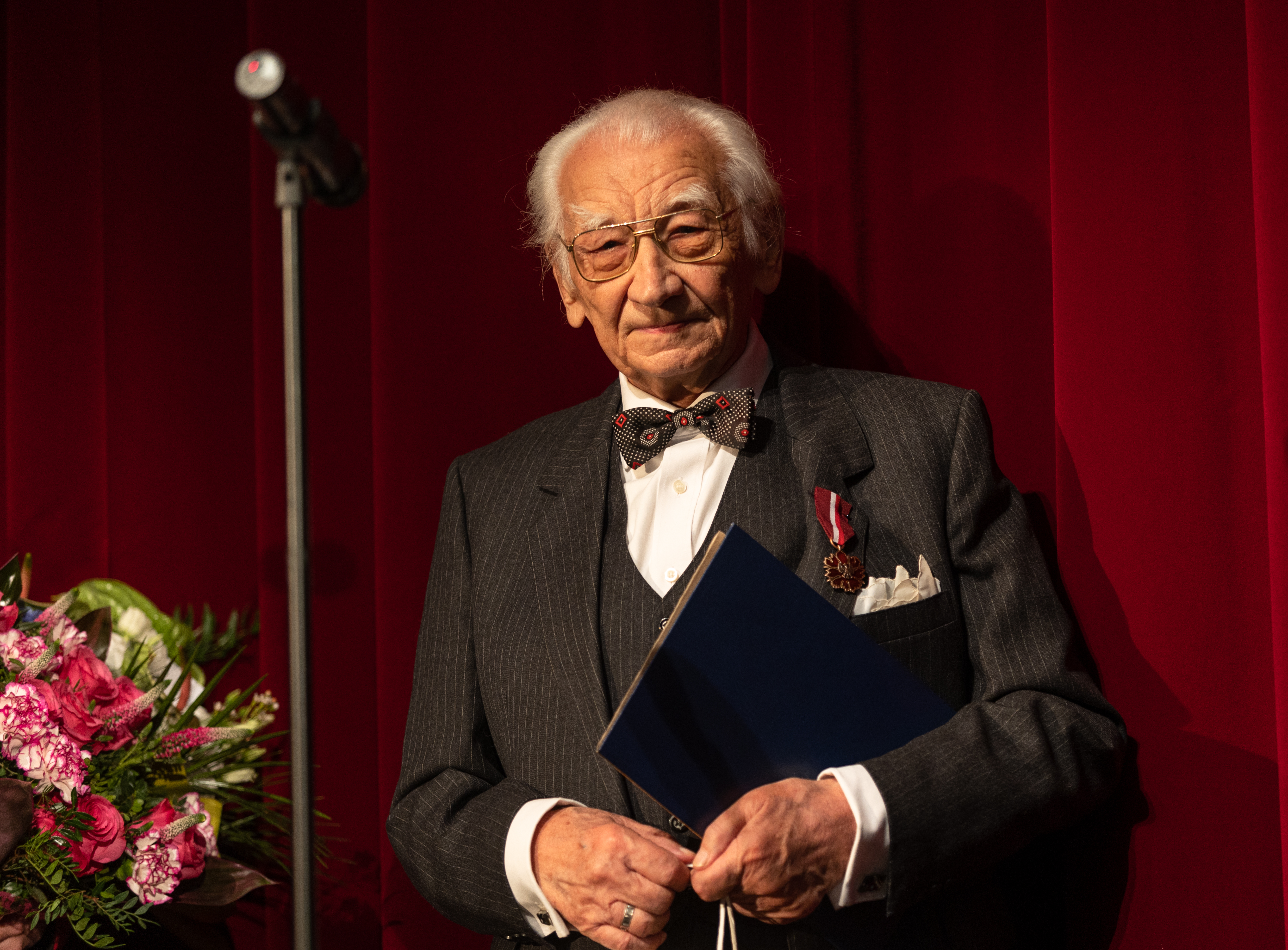 starszy mężczyzna na scenie