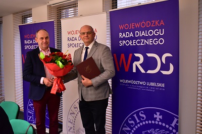 Przewodniczący WRDS składa podziękowania i kwiaty Tomaszowi Pitusze