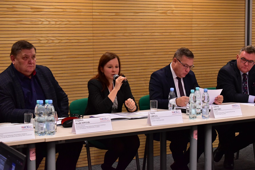 Przy stole siedzą od lewej: Zbigniew Marchwiak, Agata Grula, Andrzej Odyniec i Tomasz Sonntag