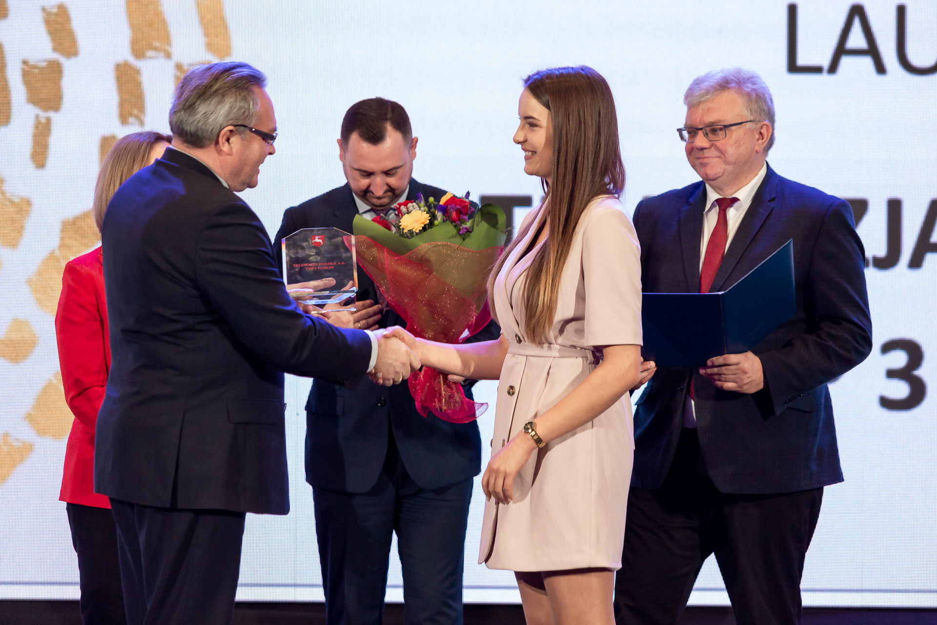 Wicemarszałek WL gratuluje laureatce konferencji lubelskie lider ekonomii społecznej