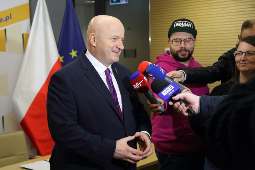 Marszałek WL w towarzystwie dziennikarzy, udziela wywiadu